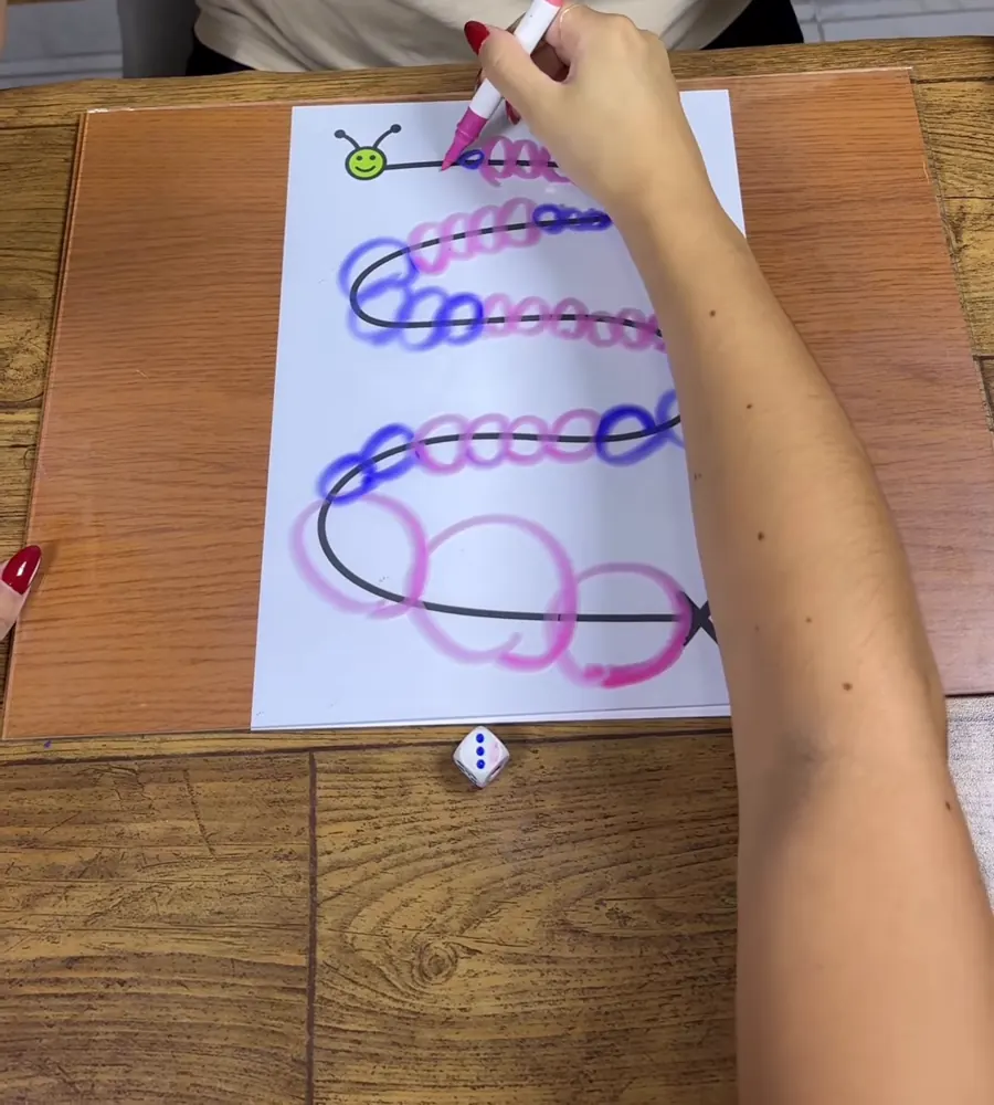 Lagarta de bolinhas no papel